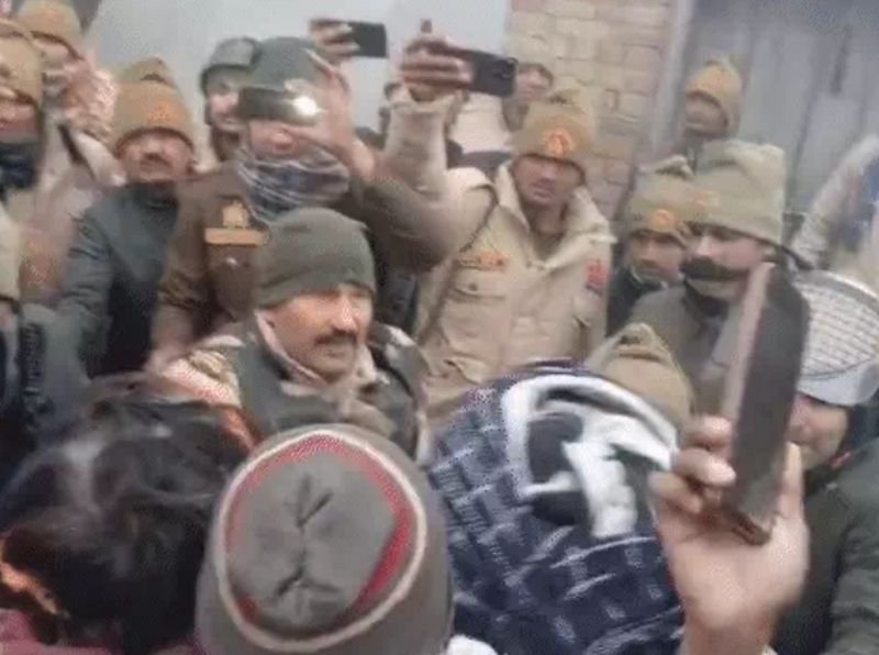 प्रभातफेरी पर खाकी का 'कोप'...धक्कामुक्की से शुरू हुआ हंगामा, फिर जमकर हुआ बवाल