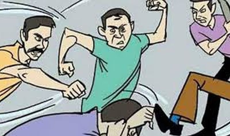 बेटे को दे रहा था गाली, पड़ोसी समझ बैठे खुद को, फिर जो हुआ...