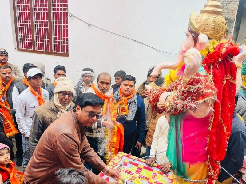 फैजगंज बेहटा में प्रभात फेरी का समापन, झांकियां रहीं आकर्षण का केंद्र