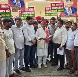 सपा नेता सतीश प्रेमी के नेतृत्व में प्रदर्शन, मेरठ में दलित युवती की हत्या पर जताया रोष