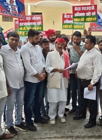 सपा नेता सतीश प्रेमी के नेतृत्व में प्रदर्शन, मेरठ में दलित युवती की हत्या पर जताया रोष