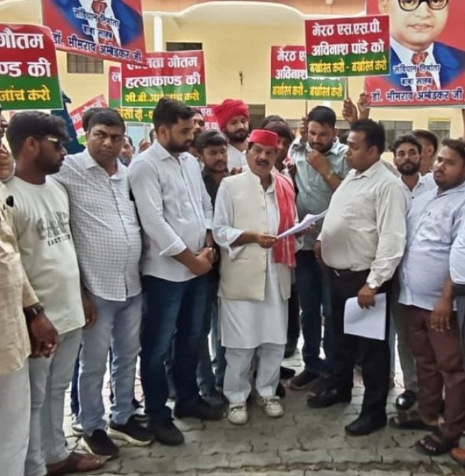 सपा नेता सतीश प्रेमी के नेतृत्व में प्रदर्शन, मेरठ में दलित युवती की हत्या पर जताया रोष