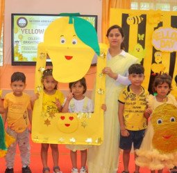 मदर एथीना स्कूल में राष्ट्रीय आम दिवस के अवसर पर मनाया यलो डे