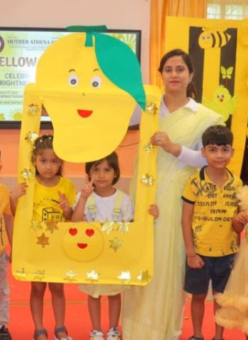 मदर एथीना स्कूल में राष्ट्रीय आम दिवस के अवसर पर मनाया यलो डे