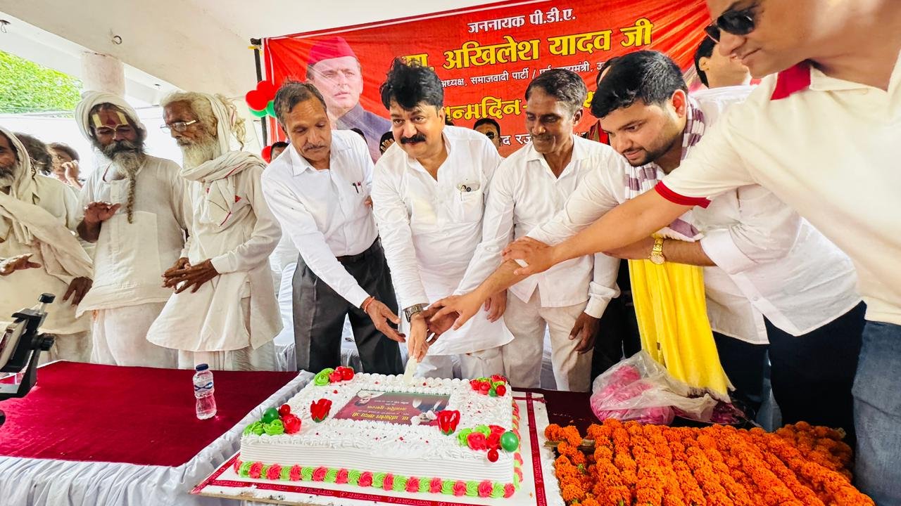 पूर्व मंत्री आबिद रजा ने बुर्रा मन्दिर पर मनाया सपा मुखिया अखिलेश यादव का जन्मदिन