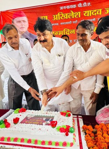 पूर्व मंत्री आबिद रजा ने बुर्रा मन्दिर पर मनाया सपा मुखिया अखिलेश यादव का जन्मदिन