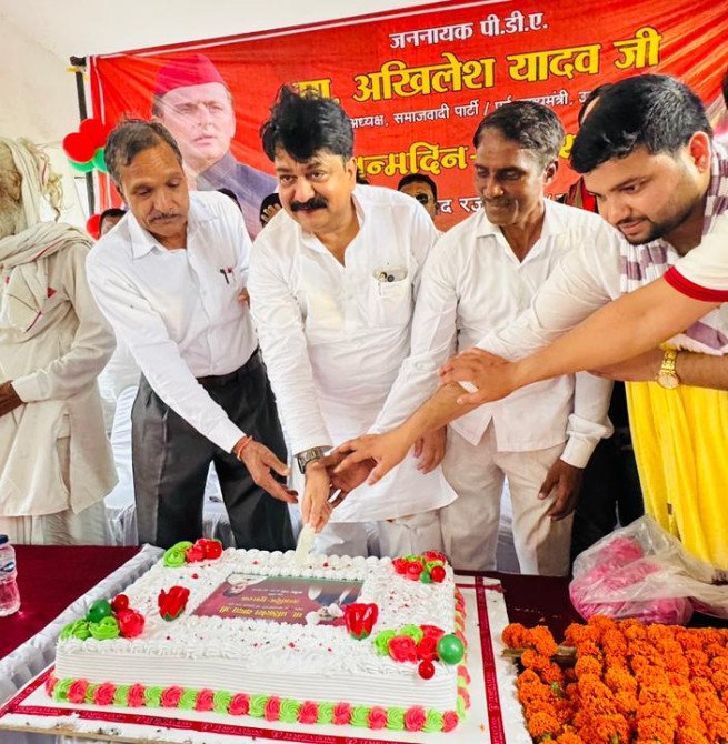 पूर्व मंत्री आबिद रजा ने बुर्रा मन्दिर पर मनाया सपा मुखिया अखिलेश यादव का जन्मदिन