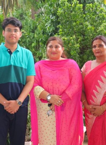मदर एथीना स्कूल के दो विद्यार्थियों ने प्रथम प्रयास में नीट की उत्तीर्ण