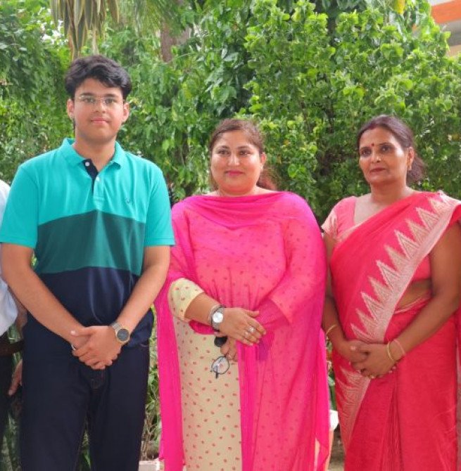मदर एथीना स्कूल के दो विद्यार्थियों ने प्रथम प्रयास में नीट की उत्तीर्ण