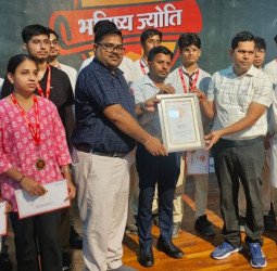 मदर एथीना स्कूल के मेधावी छात्र भविष्य ज्योति कार्यक्रम में हुए सम्मानित