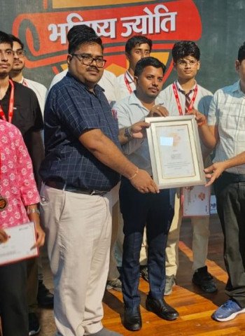 मदर एथीना स्कूल के मेधावी छात्र भविष्य ज्योति कार्यक्रम में हुए सम्मानित