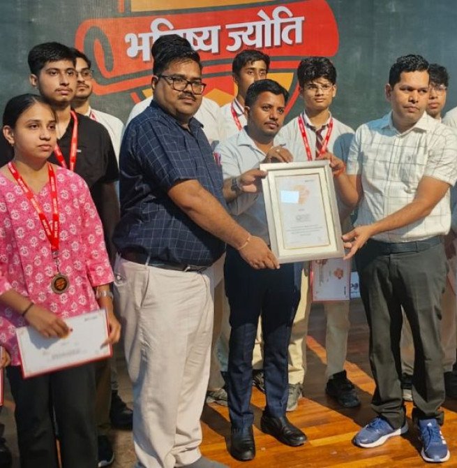मदर एथीना स्कूल के मेधावी छात्र भविष्य ज्योति कार्यक्रम में हुए सम्मानित