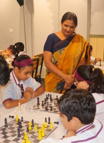 मदर एथीना स्कूल में अंतरराष्ट्रीय शतरंज दिवस पर विद्यार्थियों ने दिखाए दांव-पेंच