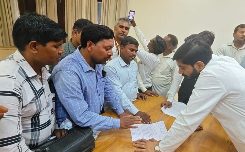 सांसद आदित्य यादव ने सुनीं लोगों की समस्याएं, अधिकारियों को दिए निस्तारण के निर्देश