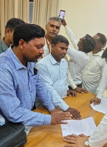 सांसद आदित्य यादव ने सुनीं लोगों की समस्याएं, अधिकारियों को दिए निस्तारण के निर्देश