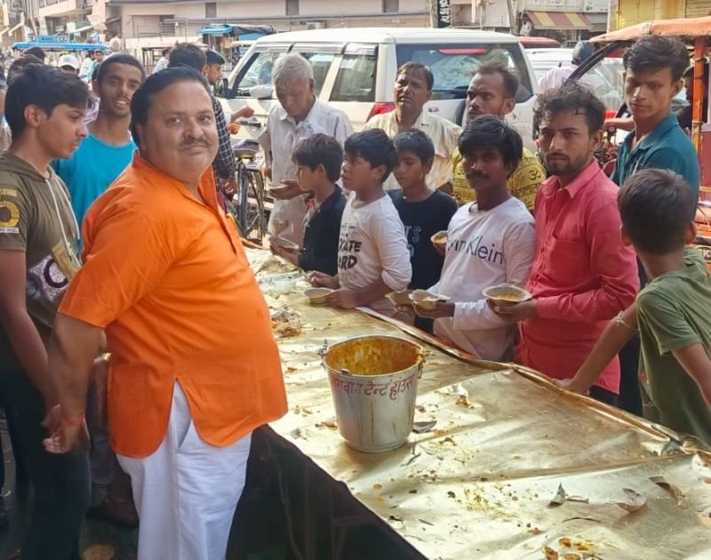 राष्ट्रीय उद्योग व्यापार मंडल के जिलाध्यक्ष जितेंद्र महाजन ने कराया भंडारा
