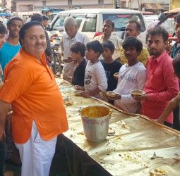 राष्ट्रीय उद्योग व्यापार मंडल के जिलाध्यक्ष जितेंद्र महाजन ने कराया भंडारा