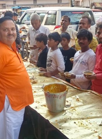 राष्ट्रीय उद्योग व्यापार मंडल के जिलाध्यक्ष जितेंद्र महाजन ने कराया भंडारा