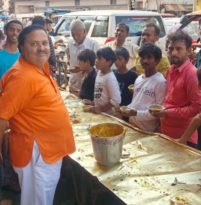 राष्ट्रीय उद्योग व्यापार मंडल के जिलाध्यक्ष जितेंद्र महाजन ने कराया भंडारा