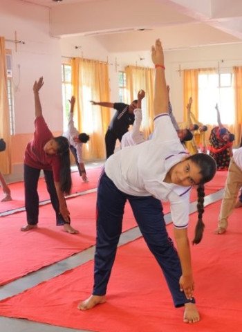 मदर एथीना स्कूल में अंतर्राष्ट्रीय योग दिवस पर योग प्रशिक्षण का आयोजन