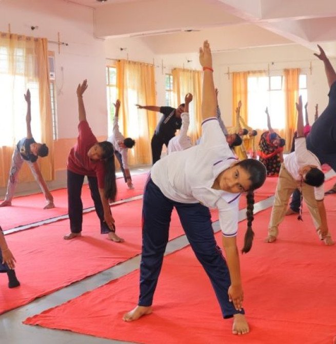 मदर एथीना स्कूल में अंतर्राष्ट्रीय योग दिवस पर योग प्रशिक्षण का आयोजन