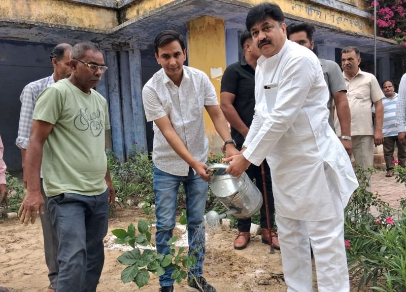 पूर्व मंत्री आबिद रजा व सांसद प्रतिनिधि अनिल आनन्द ने नीम-पीपल-बरगद को बताया सामाजिक न्याय का प्रतीक, किया पौधरोपण