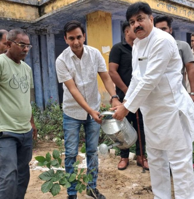 पूर्व मंत्री आबिद रजा व सांसद प्रतिनिधि अनिल आनन्द ने नीम-पीपल-बरगद को बताया सामाजिक न्याय का प्रतीक, किया पौधरोपण