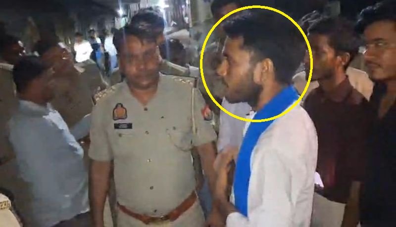 पूरी फोर्स के सामने युवक ने बदायूं के इस इंस्पेक्टर को दे डाली खुली चुनौती...'मोदी जी ने तो नकली लॉकडाउन लगाया, हम तो ताकत में भी नहीं, लेकिन कल ही लॉकडाउन लग जाएगा'