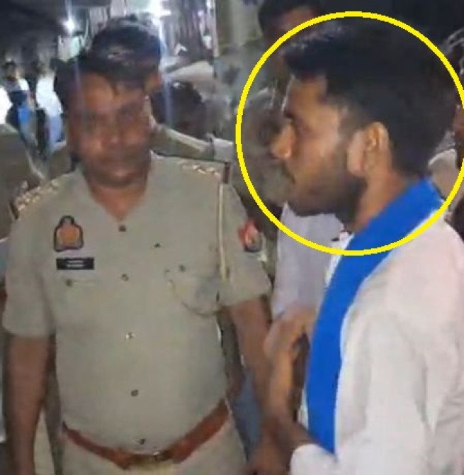 पूरी फोर्स के सामने युवक ने बदायूं के इस इंस्पेक्टर को दे डाली खुली चुनौती...'मोदी जी ने तो नकली लॉकडाउन लगाया, हम तो ताकत में भी नहीं, लेकिन कल ही लॉकडाउन लग जाएगा'