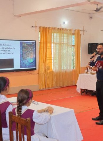 मदर एथीना स्कूल में अयोजित सामान्य ज्ञान प्रतियोगिता में विद्यार्थियों ने दिखाया ज्ञान का दम