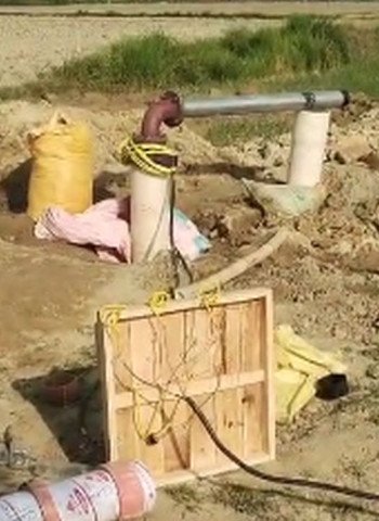 निजी नलकूप के ट्रांसफार्मर से केबल डालकर की जा रही बिजली चोरी, विभाग नहीं कर रहा कार्रवाई