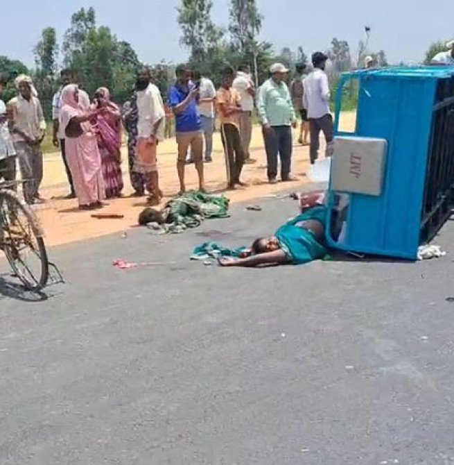 बदायूं में हादसाः ट्रैक्टरों की रेस और सड़क पर फैली मक्का ने ले ली छह महिलाओं की जान