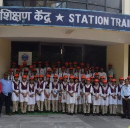 मदर एथीना स्कूल के विद्यार्थियों ने नरौरा परमाणु शक्ति केंद्र का किया शैक्षिक भ्रमण