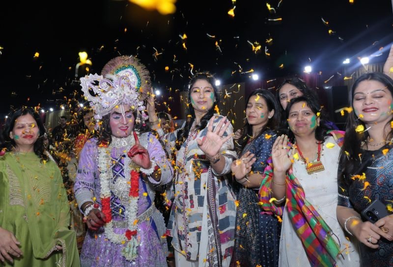 बदायूं क्लब के फाग उत्सव में होली के रंग बरसे, रंगारंग कार्यक्रमों ने समां बांधा