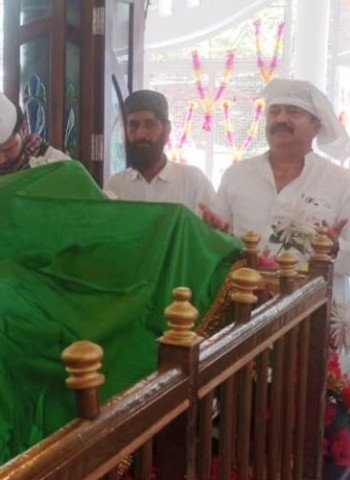 ककराला में हजरत शाह शुजाअत मियां की दरगाह पर  चादर चढ़ाने पहुंचे पूर्व मंत्री आबिद रजा