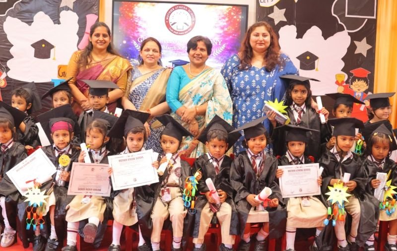 मदर एथीना स्कूल में नन्हे सितारों के लिए ‘ग्रेजुएशन सेरेमनी’ का आयोजन