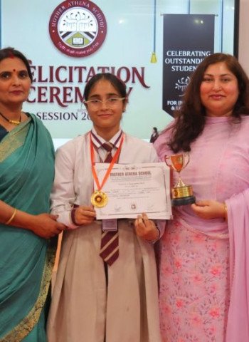मदर एथीना स्कूल: परीक्षाफल देखकर खिल उठे चेहरे, मेधावियों को मिला सम्मान तो जमकर बजीं तालियां