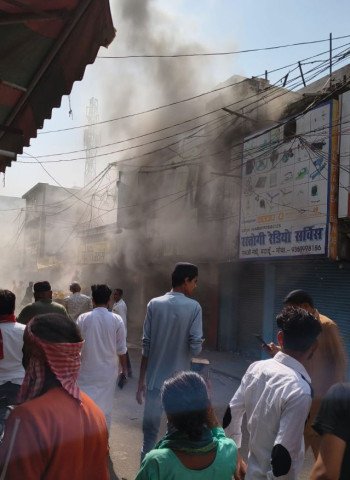सब्जी मंडी के पास दुकानों में लगी भीषण आग, करोड़ों का माल स्वाह
