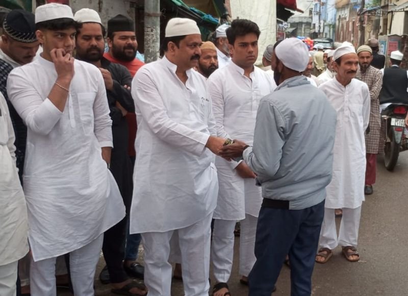 जुमा अलविदा पर जामा मस्जिद में उमड़ी भीड़, पूर्व मंत्री आबिद रज़ा ने गले मिलकर दी मुबारकबाद