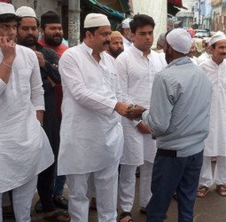 जुमा अलविदा पर जामा मस्जिद में उमड़ी भीड़, पूर्व मंत्री आबिद रज़ा ने गले मिलकर दी मुबारकबाद