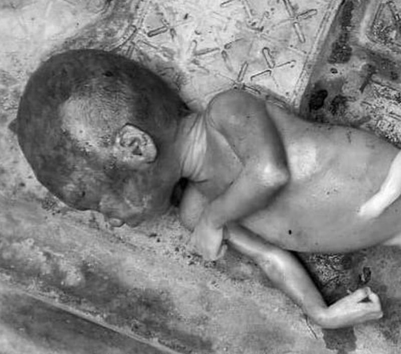 नीचता की हद...! बच्ची पैदा करके नाले में डाली, फिर कीचड़ से ढक दिया, निकली लाश