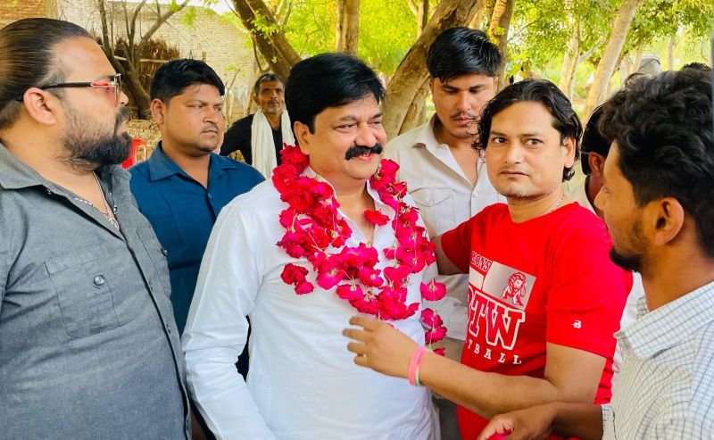 शेखूपुर के गांवों में जनता ने लगाए होर्डिंग बैनर... VOTE FOR ABID RAZA'