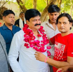 शेखूपुर के गांवों में जनता ने लगाए होर्डिंग बैनर... VOTE FOR ABID RAZA'