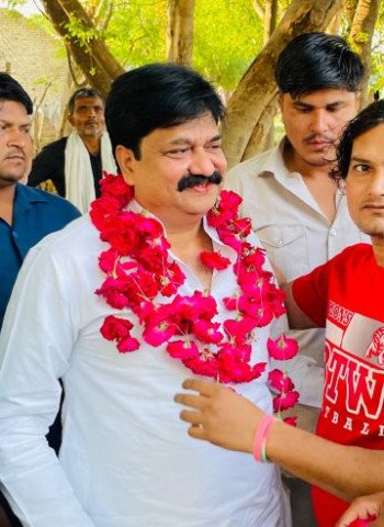 शेखूपुर के गांवों में जनता ने लगाए होर्डिंग बैनर... VOTE FOR ABID RAZA'