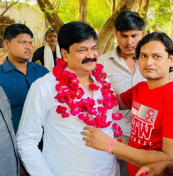 शेखूपुर के गांवों में जनता ने लगाए होर्डिंग बैनर... VOTE FOR ABID RAZA'