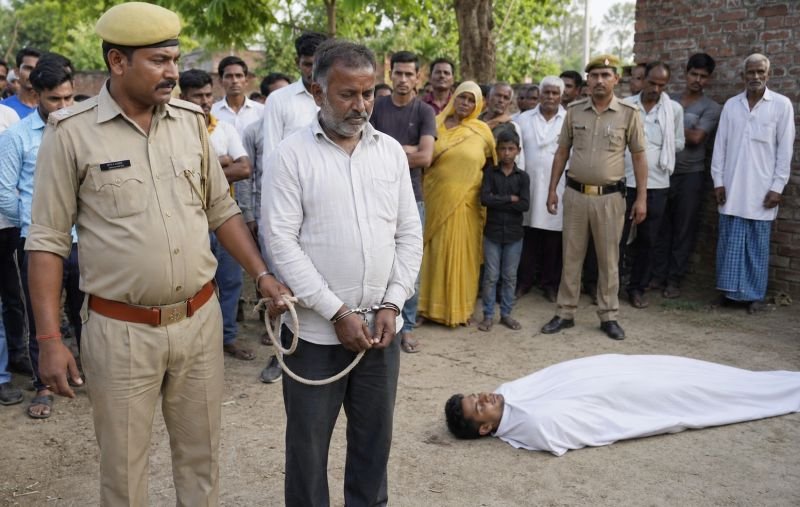 जवान बेटे की लाश पड़ी थी सामने, हथकड़ियों में जकड़ा खड़ा पिता बहा रहा था आंसू...आखिर क्या हुआ ऐसा