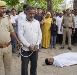 जवान बेटे की लाश पड़ी थी सामने, हथकड़ियों में जकड़ा खड़ा पिता बहा रहा था आंसू...आखिर क्या हुआ ऐसा