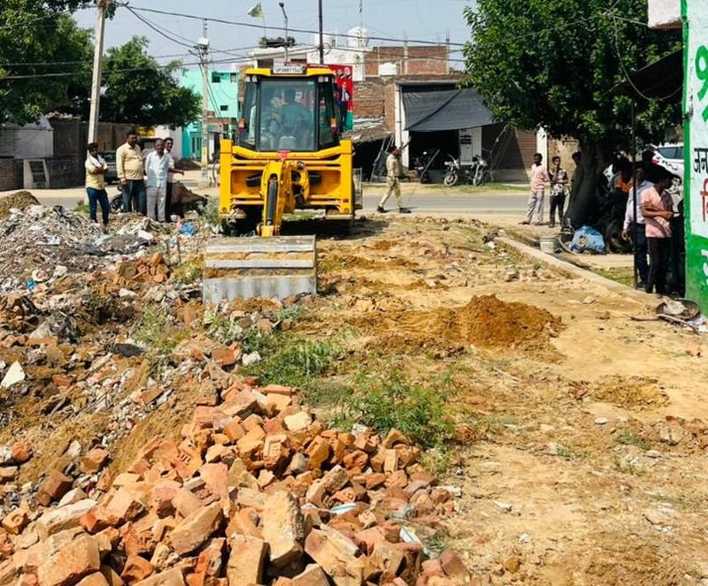 सरकारी जमीन पर कब्जा करके भरवा दी नींव, प्रशासन ने चलवाया बुल्डोजर...भाजपा के इस नामित सभासद पर लगा आरोप