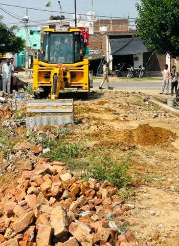 सरकारी जमीन पर कब्जा करके भरवा दी नींव, प्रशासन ने चलवाया बुल्डोजर...भाजपा के इस नामित सभासद पर लगा आरोप