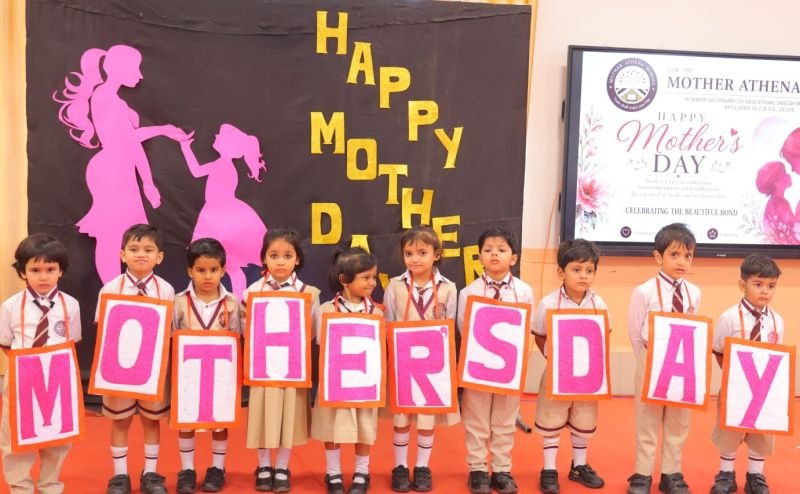 मदर एथीना स्कूल में मातृ दिवस पर बच्चों ने बनाए कार्ड, क्राउन और ट्रॉफी